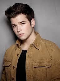 Hola, soy Freddie benson. Mis mejores amigos Carly, Sam y spencer. Soy el que se encarga de manejar la cámara del websait de @iCarly. Mi mamá la señora Benson