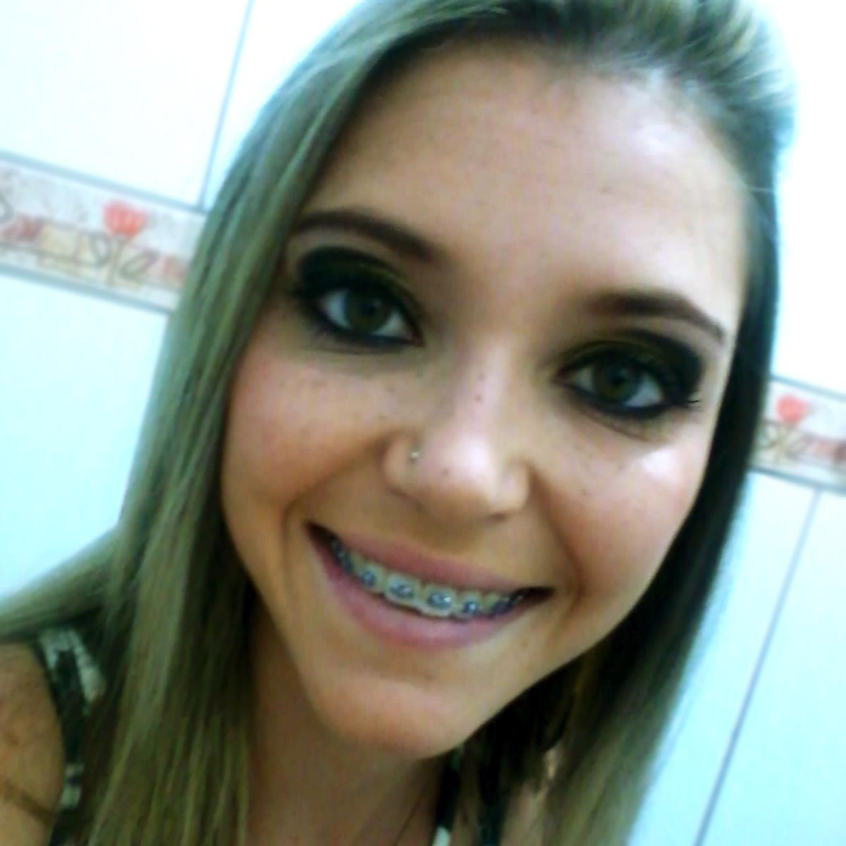Jornalista por profissão, colorada de coração.