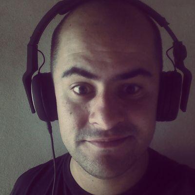 DJ amador, jogador de pôquer amador, jogador de basquetebol amador ou seja não faço nada direito !! :)