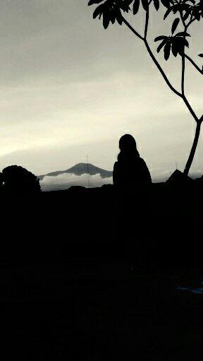 AmeliaKatemba's profile picture. Hanya deretan kisah lama yang pernah menggores :')