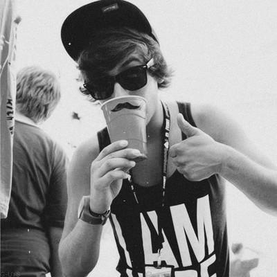 Chikz Larry Es Real ( ͡ ͡° ͜ ʖ ͡ ͡°)