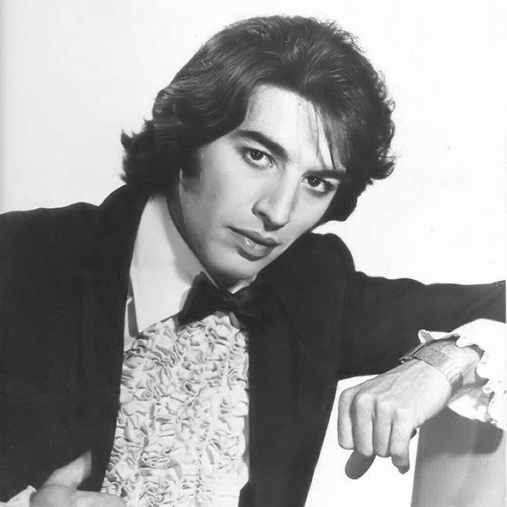 MUCHACHO Cantante Argentino Contacto: Alejandrithoo1975@Gmail.com y les Canto a las Mujeres con todo el Corazón y tengo El Deceo de Vivir
