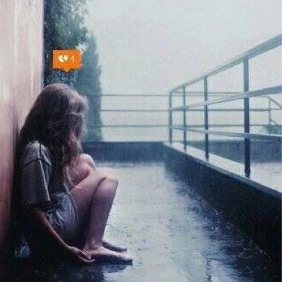 quand on me parle de toi j'baisse les yeux, j'veux pas qu'ils les voient pleurer, briller, j'veux pas qu'ils voient à quel point j'étais amoureuse de toi