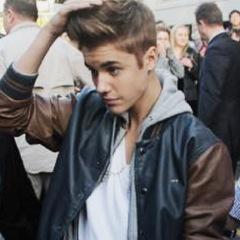 PLEASE FOLLOW @Beliebergiirl99
She follows back!
