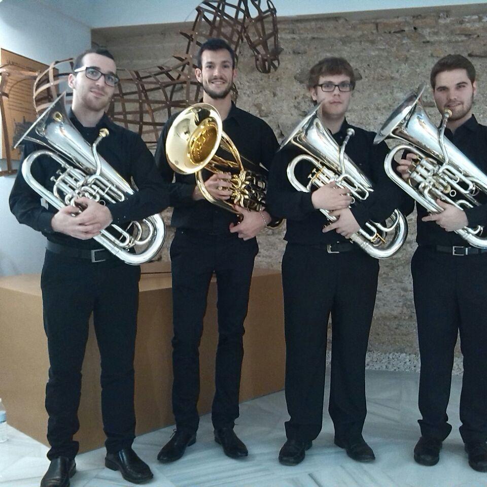 Somos un CUARTETO formado por instrumentistas especializados en el BOMBARDINO. Estudiamos en el Conservatorio Superior Manuel Massotti Littel  de Murcia.