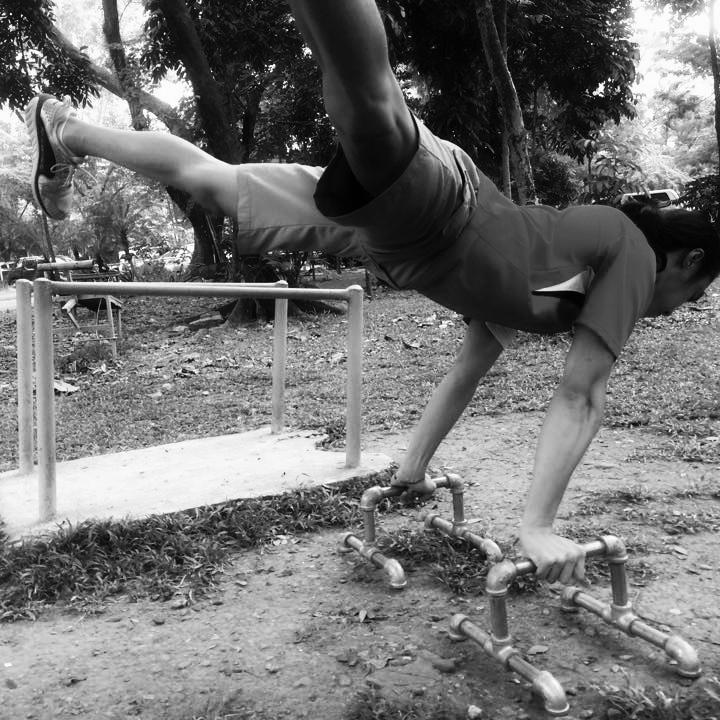 mr.can't-touch-my-feet-while-my-legs-are-straight-huehuehue