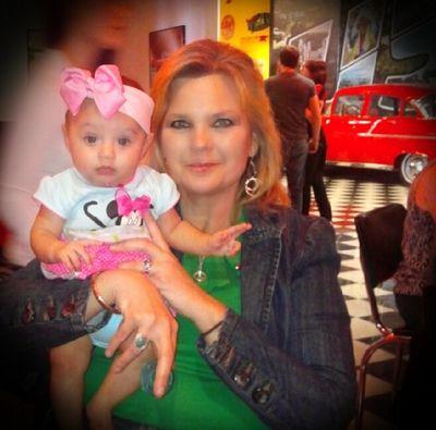 PhoneDana's profile picture. 