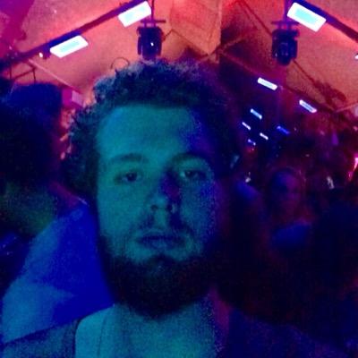 Por todo o ambiente eu levito, observo. O que não quero, evito, não levo. De ninguém sou servo | Stay Gold
