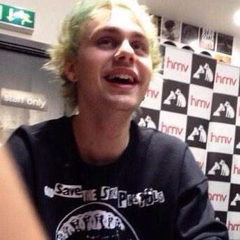 hi! can you please rt the link below and tag michael in it? i'm sorry if you have already retweeted it, this is my second account. :)