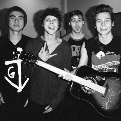 ✨ Follow @mxndesftcalum and tweet her BANANA for a follow back ✨
Also ask her for a 5sos DM