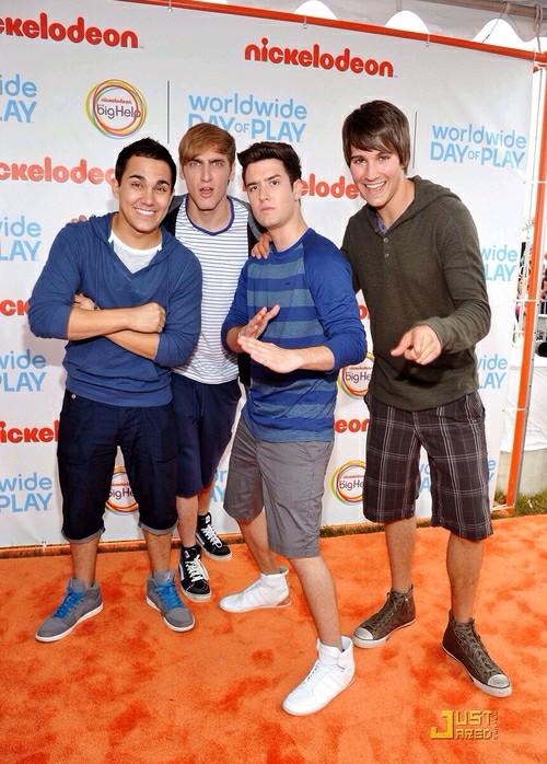 Wazzaa! ~Sevilla~ #SpainNeedsBTR #BigTimeReunion KISSES FROM SPAIN BOYS.
