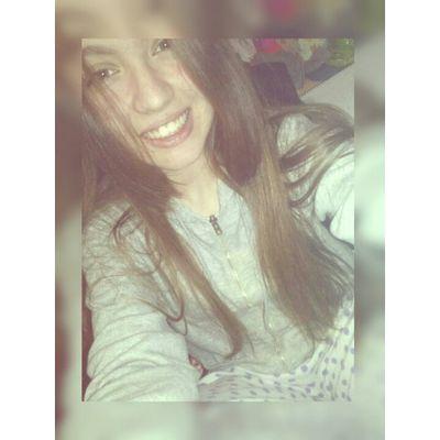 Con una mirada me basta, con un suspiro me sobra. Supe esconder una mirada donde se hayaba un mar de lágrimas. 'Quiéreme por lo que soy, no por como soy.'