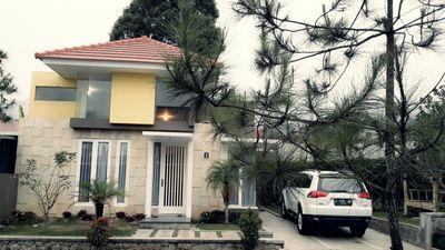 The Villa Batu merupakan villa keluarga dlm lingkungan yg nyaman, asri, & sejuk. Terletak 100m sblm Agrowisata Kusuma, dekat dg wahana wisata JaTimPark 1.