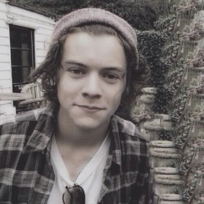 go follow @moonlightdat she gave you a free follow & she follows back ily