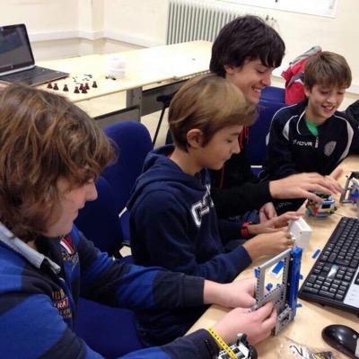 Equipo para concursar en el campeonato de Robotica FLL First Lego League. Nos gusta la ciencia y la robotica aplicada en el mundo real.