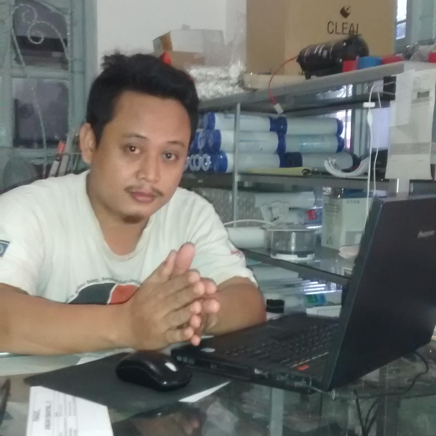 seorang pengusaha muda dengan semangat inovasi yang tinggi