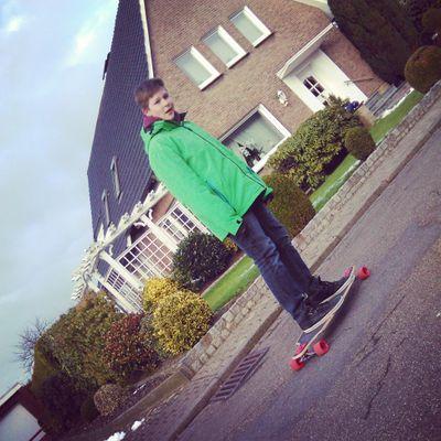 hey ! ich bin maxi 13 y/o, single, #longboardfahrer