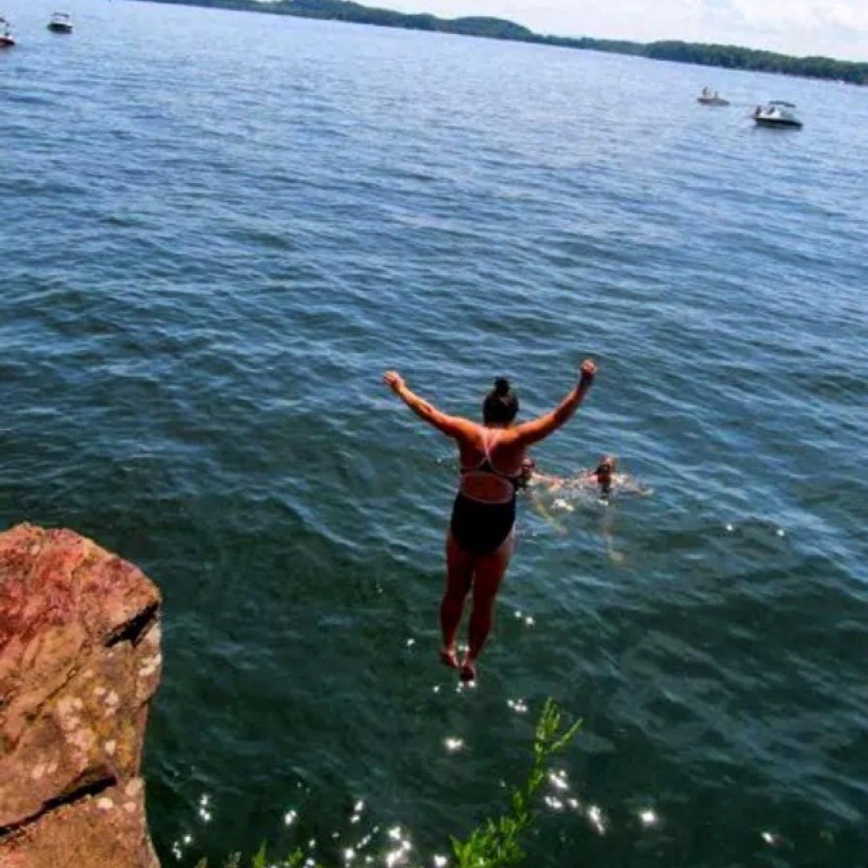 Laurendunne77's profile picture. I'm not funny, so my tweets are all very awkward...