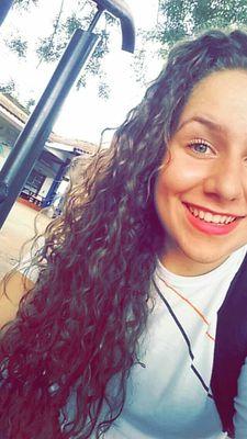 Rebeca ,13 anos , cabelo loiro encaracolado , olhos verdes , dramática, irritante, carente, louca, irônica, chata e muito ciumenta. 
Prazer, essa sou eu.