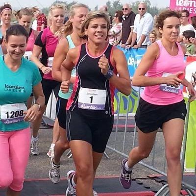 Dames trek je hardloopschoenen aan en loop samen met vele anderen mee. Zondag 11 september in Rotterdam.