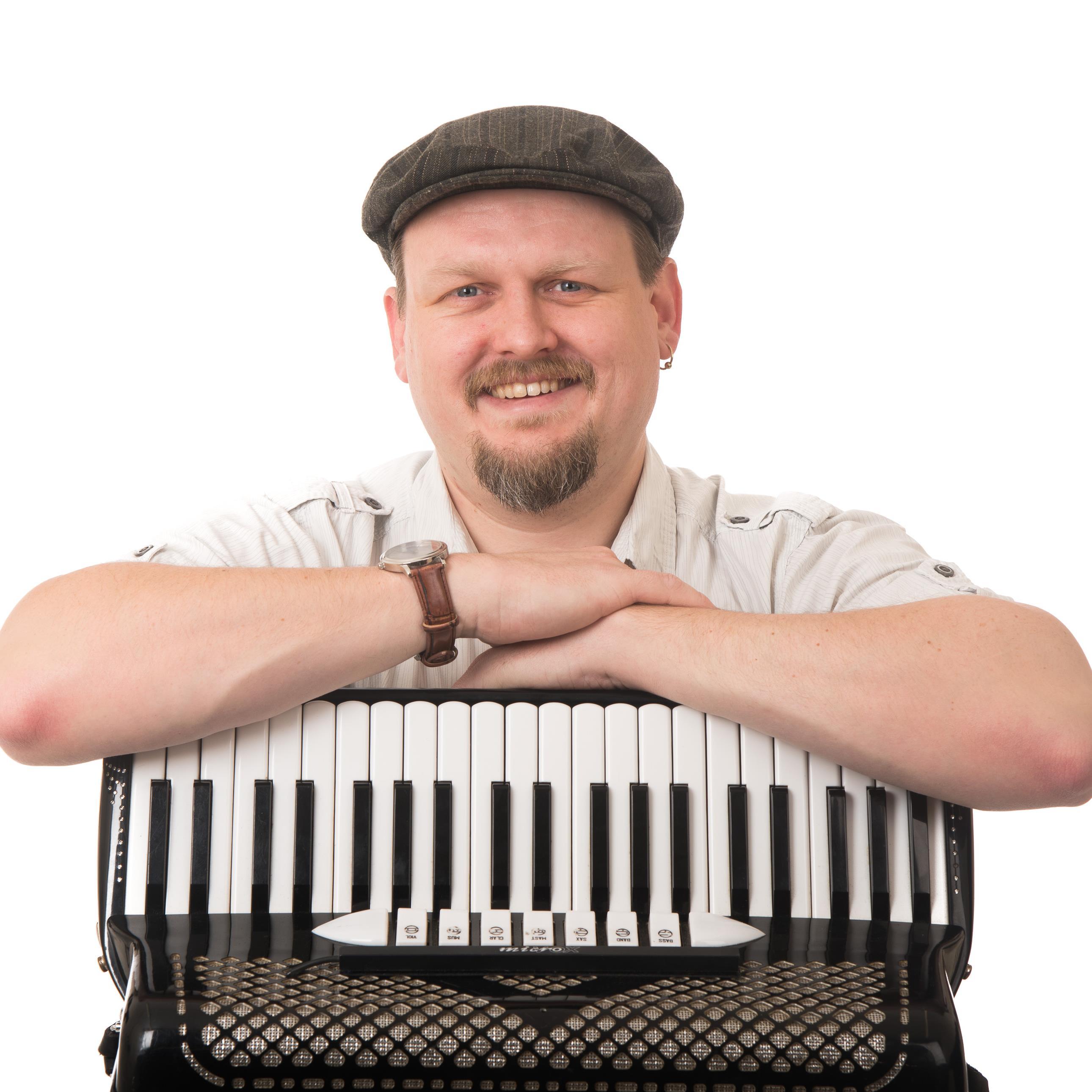 FolkusMusic's profile picture. Folk musician, singer, dancer, actor and ceilidh caller.