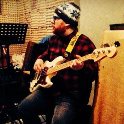 Enamorado de la música. Bajo por anatomía y tambien en @KitchenGardenSg Y acudiendo a conciertos con @padresindies