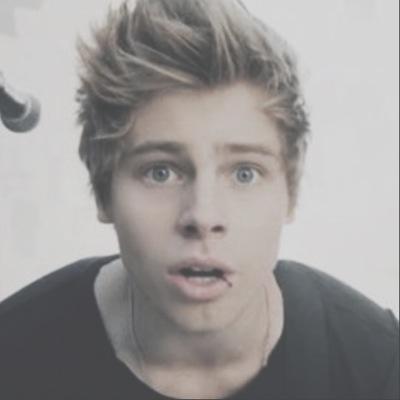 5sosbananacm's profile picture. i run around school hitting people with a banana that has a face