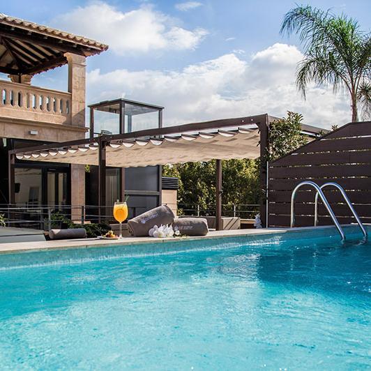 Luxury Boutique Hotel Can Alomar ***** 

El Hotel se erige, majestuoso, en el emblemático Paseo del Borne y cuenta con 16 habitaciones amplias y luminosas.