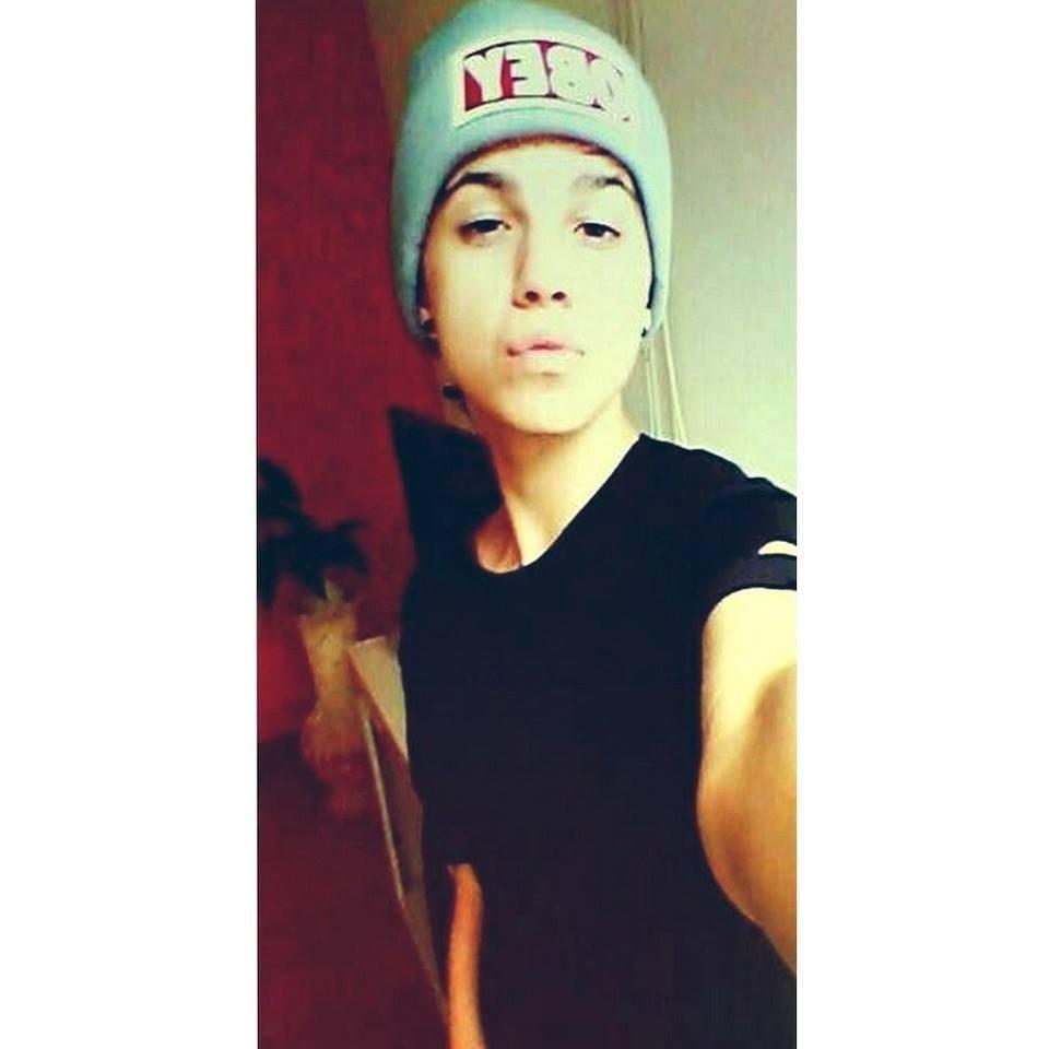 UM CARINHA QUE MORA LOGO ALI