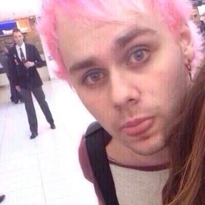 follow @fullmetaImgc nd ill give u a hug nd cute pics of michael