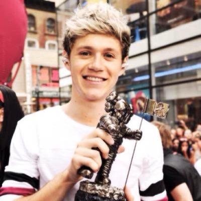 please follow @NiaLLHor3n ♡