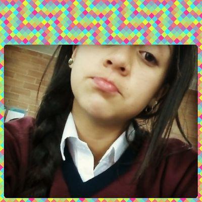 Anda relajado y con los ojos colorados