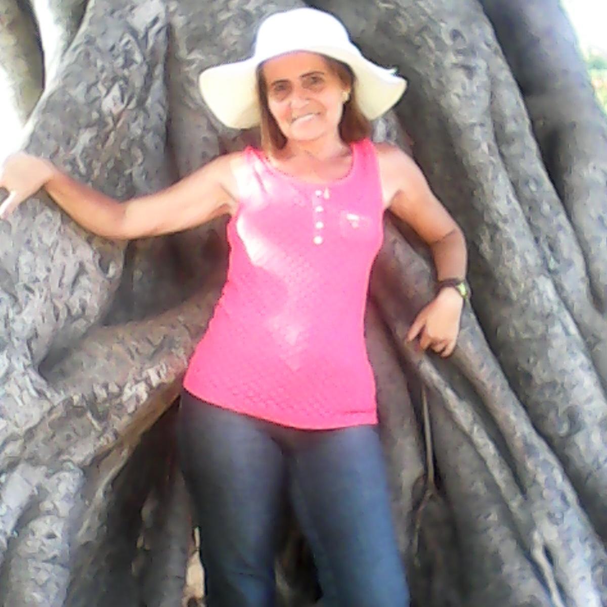 Sou carismática, alegre e gosto de viver a vida a cada minuto. Faço faculdade de Turismo, trabalho em uma instituição de ensino particular e curto meus amigos.