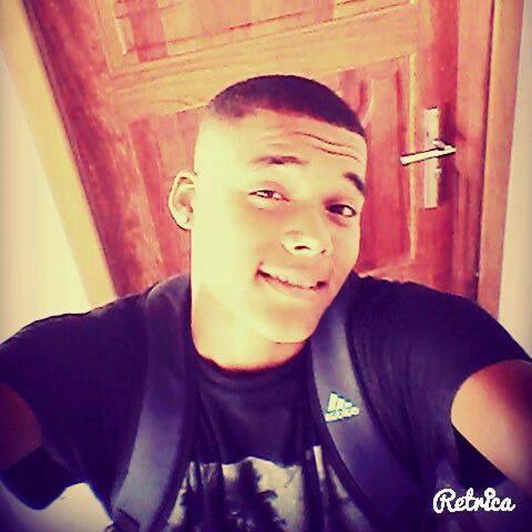 Se tiver que amar, ame hoje.Se tiver que chorar chore hoje. O importante é viver hoje
