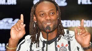 Fui contratado em 2005 , mas só cheguei 10 anos depois , artilheiro do amor e mais um no bando de loucos. (Gervinho Brasileiro)