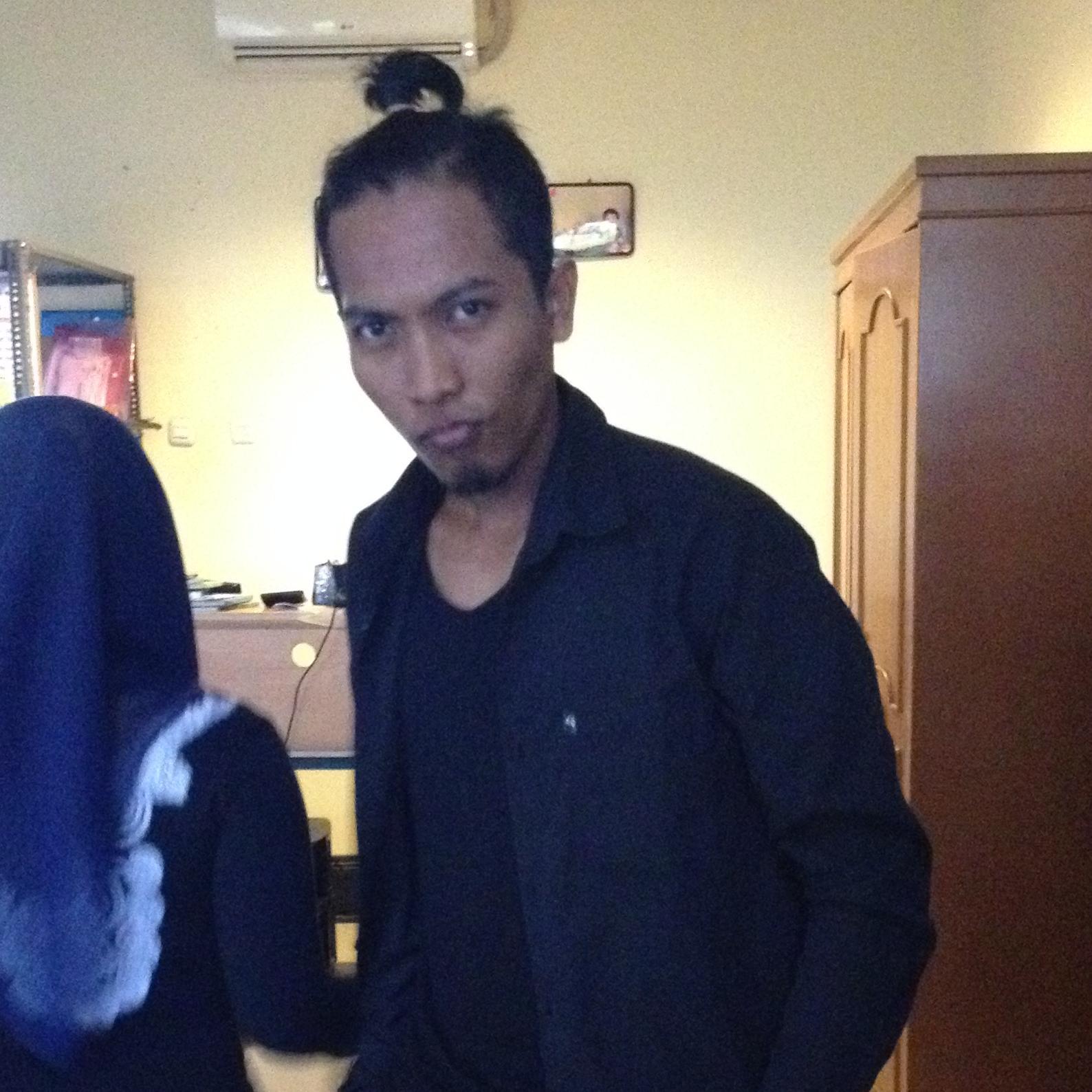 ganteng dan tampan.. :3 behahaha..behahaha.. :v