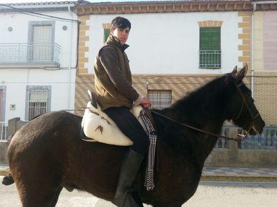 soy caballista y cazador 
amable bueno y gracioso 
y la gente me quiere mucho