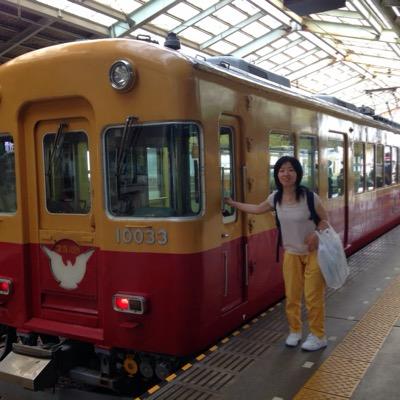 阪神タイガースと鉄道（特に京阪電車）をこよなく愛しております。美味しいものに目がなく一時期は歩くるるぶとも呼ばれておりました。フルートは20年以上吹いていますが、クラシックよりポップスのライブに行く方が多いかも。