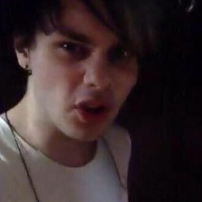 follow @aliehnist bc free follow and ily !! :D