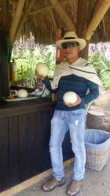 naci,en el campo,toda mi niñes en fusagasuga y pertenesco al ejercito de los 19 años y me case a los 27 muy feliz