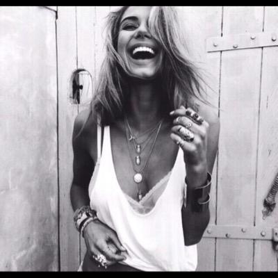 Coucou Voilas mon compte Twitter 
retrouver moi sur Instagram au nom de: __compte__de__filles__ ❤️