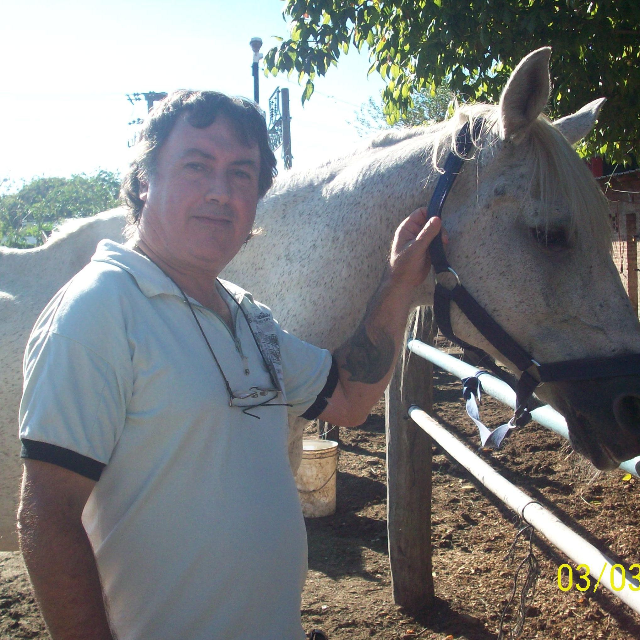 PROTECCIONISTA , RESCATISTA DE CABALLOS MALTRATADOS   Y  FANATICO  DE RIVER PLATE