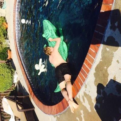 hi! please follow @marinasnightsky & @awklukee they fb. also @awklukee 's trying to get a follow from luke, please rt the link below, thank you so much