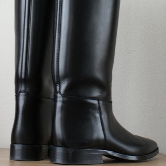 Your place is at my boots!! Slavetrainer!! Alpha male!! Boots rule! Submit to me! DM me for chat/info. BLUF: 3362. Recon/Instagram: BootMasterNL