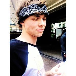 HEY GO FOLLOW @ludxcliffordxs bc she gives you a free follow and then read her bio :-) ILYSM