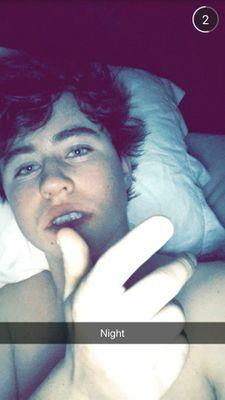 Desejo a todas inimigas vida longa, pra que a cada dia eu veja mais seus papeis de trouxas.         •1D• •Magcon•