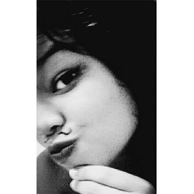 Lá fora o mundo desmorona, a maldade do mundo te fez ser durona.⚓ ~ LucasL.⚓G.