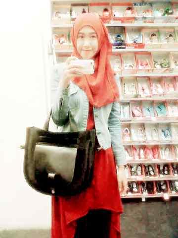 wennie_putri's profile picture. Gemini. Keep moving. Allah always with me. I love my parents. Traveller at beach.