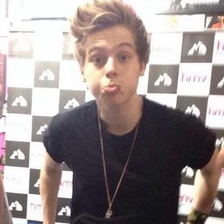 Please follow her @daydreaminash, btw xx // ask her for an fback