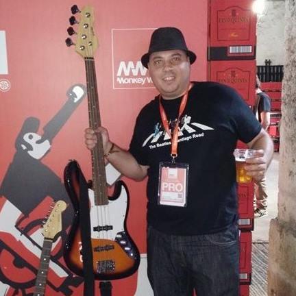 Director y fundador de Musiqueando y tengo mi grupo de rock, Los Perversos.